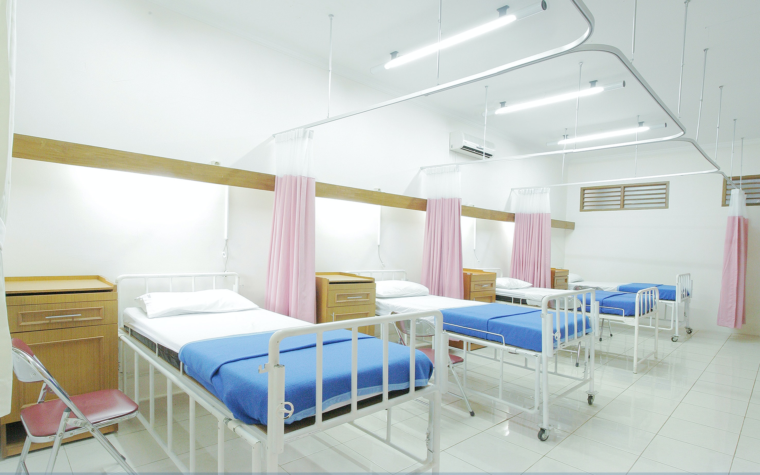 How can new hospitals enable clinical reconfiguration to deliver sustainable services that meet population needs?